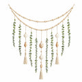Guirlande murale bohème perles et coquillages avec feuilles vertes